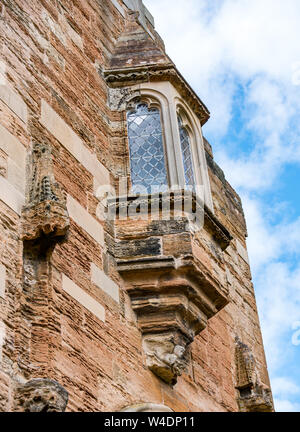 Oriel sur l'ancien mur de grès usés, St Michael's Parish Church, Linlithgow, Ecosse, Royaume-Uni Banque D'Images