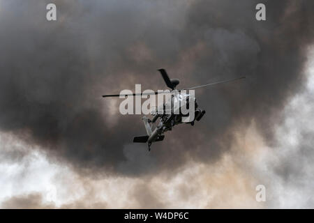 Agusta Westland Apache AH1 entre le sol de la fumée démonstration tactique le dernier jour de RIAT's salon annuel qui est considéré comme le plus grand meeting aérien militaire avec les aéronefs volant dans de tous les coins du globe avec plus de la planète . 20 nations ont participé et plus de 200 000 personnes étaient attendus au cours des 3 jours suivant l'événement de cette année célèbre les 70 ans de l'OTAN. Banque D'Images