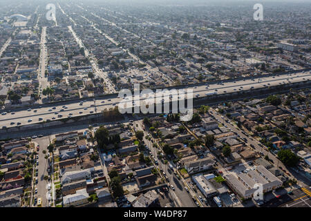 Vue aérienne des bâtiments, maisons et rues, près de l'autoroute 110 Harbour au sud du centre-ville de Los Angeles en Californie du Sud. Banque D'Images