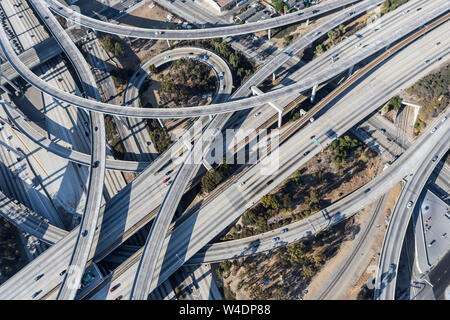 Vue aérienne du port 110 et siècle 105 échangeur autoroutier près de ponts rampe centre-ville de Los Angeles en Californie du Sud. Banque D'Images