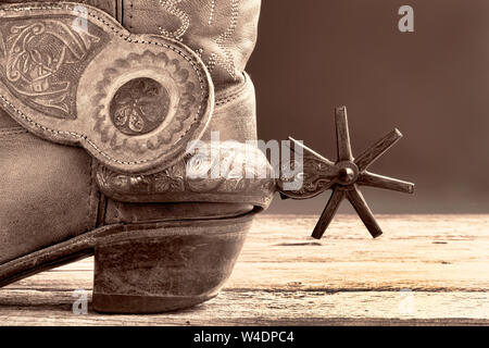 Bottes de cow-boy et éperons mexicains en noir et blanc Sépia avec prix pour votre type. Banque D'Images