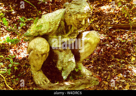 Une petite pierre art sculpture sur l'affichage à un parc de sculptures Banque D'Images