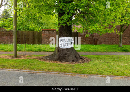 Bureau de scrutin signe sur tree UK Banque D'Images