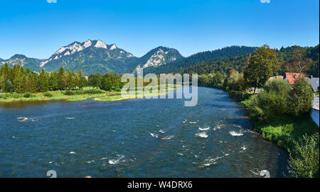 Magnifique point de vue sous le soleil de septembre jour du Parc National de Pieniny, sur la rivière Dunajec et Trzy Korony - Anglais : les trois couronnes, la Pologne. Pienin Banque D'Images