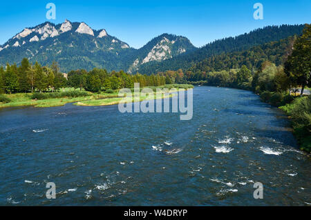 Magnifique point de vue sous le soleil de septembre jour du Parc National de Pieniny, sur la rivière Dunajec et Trzy Korony - Anglais : les trois couronnes, la Pologne. Pienin Banque D'Images