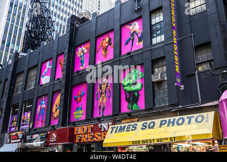 La ville de New York, USA - 2 août 2018 : Façade de la Midtown Comics store de Times Square à Manhattan, New York City, USA Banque D'Images