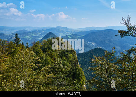 Belle vue panoramique sur le Parc National de Pieniny, Pologne en septembre ensoleillé jour de Trzy Korony - Anglais : les trois couronnes, le slovaque : 3 - koruny est Banque D'Images