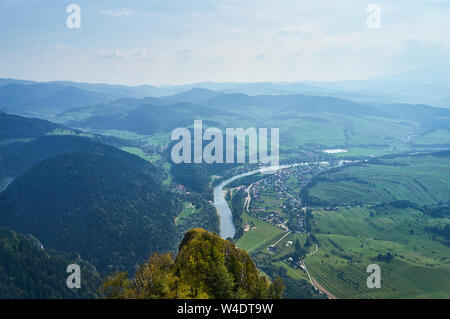 Belle vue panoramique sur le Parc National de Pieniny, Pologne en septembre ensoleillé jour de Trzy Korony - Anglais : les trois couronnes, le slovaque : 3 - koruny est Banque D'Images