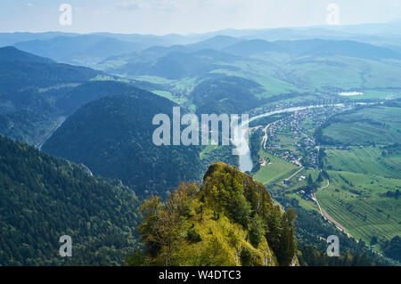 Belle vue panoramique sur le Parc National de Pieniny, Pologne en septembre ensoleillé jour de Trzy Korony - Anglais : les trois couronnes, le slovaque : 3 - koruny est Banque D'Images