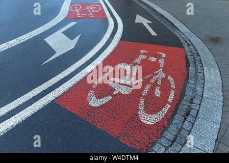 En rouge le vélo sur la chaussée, Cracovie, Pologne Banque D'Images