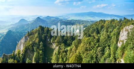 Belle vue panoramique sur le Parc National de Pieniny, Pologne en septembre ensoleillé jour de Trzy Korony - Anglais : les trois couronnes, le slovaque : 3 - koruny est Banque D'Images