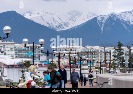 Sotchi - APR 11 : remblai du Parc olympique à Sotchi et paysage avec des montagnes et des personnes le 11 avril. 2019 en Russie Banque D'Images