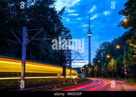 Allemagne, Stuttgart city tour de télévision et de lumières magiques conduire des voitures et de la circulation du tramway dans l'humeur du crépuscule après le coucher du soleil en été Banque D'Images