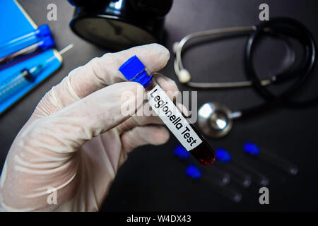 Test Legionella texte présentant de l'échantillon de sang. Vue de dessus isolé sur fond noir. Concept de soins santé/médecine Banque D'Images