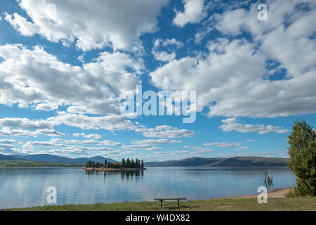 Les eaux calmes du lac Jindabyne et une belle de cloudscape cumulus blanc et bleu ciel, NSW, Australie Banque D'Images