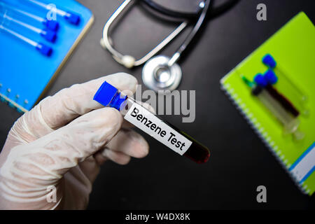 Test de benzène texte présentant de l'échantillon de sang. Vue de dessus isolé sur fond noir. Concept de soins santé/médecine Banque D'Images