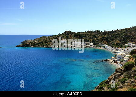 L'eau claire de la baie de Loutro village sur l'île de Crète en Grèce Banque D'Images