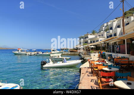 L'eau claire de la baie de Loutro village sur l'île de Crète en Grèce Banque D'Images