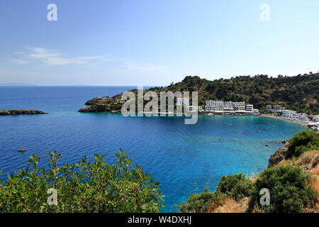 L'eau claire de la baie de Loutro village sur l'île de Crète en Grèce Banque D'Images