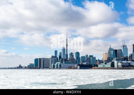 Toronto city skyline avec une glaciale du Lac Ontario en-avant. Banque D'Images