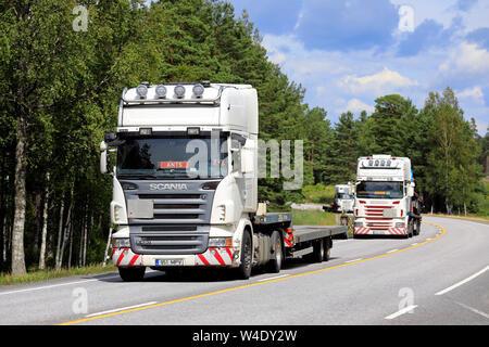 Raasepori, Finlande. 12 juillet 2019 : flotte de trois camions plateaux de la même société sur route nationale 25 finlandais, à proximité du port de fret de Hanko. Banque D'Images