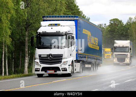 Raasepori, Finlande. Le 5 juillet 2019. Trois camions semi-remorque transport de marchandises le long de l'autoroute 25 humide en un jour pluvieux de l'été dans le sud de la Finlande. Banque D'Images