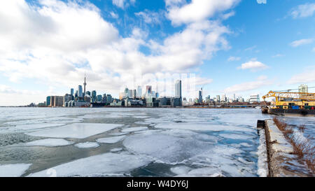 Toronto City Skyline est vu avec un lac glacé de l'Ontario de l'est de havre. Banque D'Images