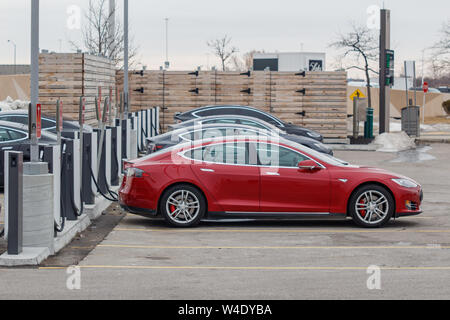 Tesla Model S stationné, branché à un compresseur Tesla Tesla avec d'autres véhicules au FC Sherway Gardens, Toronto (Etobicoke) Banque D'Images