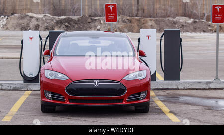 Tesla Model S garé branché en charge, à un surcompresseur urbain Tesla à CF Sherway Gardens, Toronto (Etobicoke) Banque D'Images