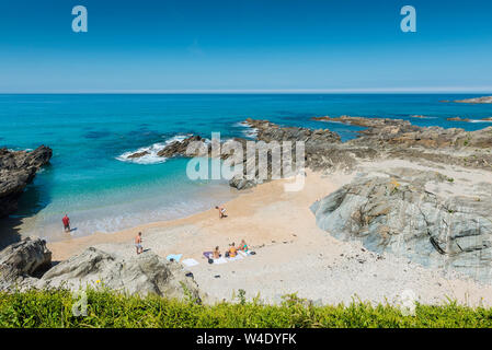 La magnifique mer turquoise autour de la plage de Fistral à peu à Newquay en Cornouailles. Banque D'Images