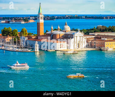 Le Grand Canal et les bâtiments de San Giorgio Maggiore. Venise, Italie. Ce point de vue est du haut de St Mark's Campanile sur la Piazza San Marco. Banque D'Images