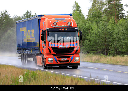 Raasepori, Finlande. 5 juillet 2019 : semi-remorque Iveco Stralis HRP transporte des marchandises le long de la route nationale 25 finlandais en un jour pluvieux de l'été. Banque D'Images