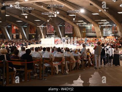La participation à la messe internationale à la basilique souterraine de Lourdes, France Banque D'Images