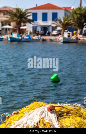 Skala Kallonis, un port de pêche dans le golfe de l'île de Lesbos, Samos, Grèce. Banque D'Images