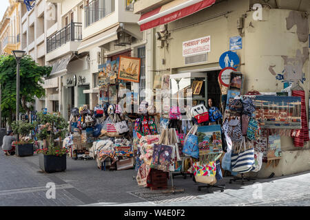 Une boutique vendant des souvenirs traditionnels crétois, Ville d'Héraklion, Crète, Grèce Banque D'Images