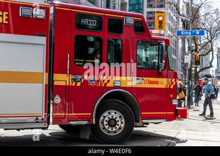 Les tours d'incendie de Toronto tournant Réponse sur King St W répondant à un appel. Banque D'Images