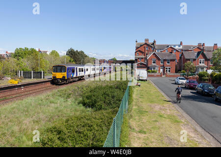 Northern Rail arriva class 150  + 142 trains sprinter pacer appel à Ansdell & Fairhaven gare sur la ligne du sud de Blackpool South Fylde Banque D'Images
