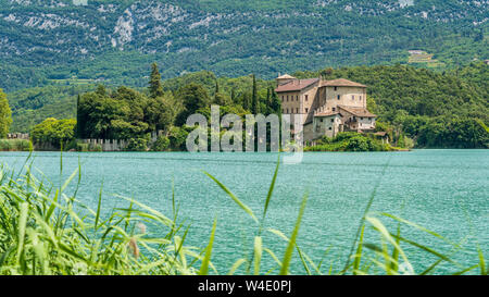 Lac et Castel Toblino, emplacement idyllique dans la province de Trente, Trentin-Haut-Adige, Italie du nord. Banque D'Images
