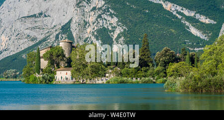 Lac et Castel Toblino, emplacement idyllique dans la province de Trente, Trentin-Haut-Adige, Italie du nord. Banque D'Images