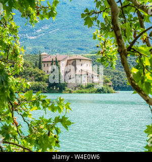 Lac et Castel Toblino, emplacement idyllique dans la province de Trente, Trentin-Haut-Adige, Italie du nord. Banque D'Images