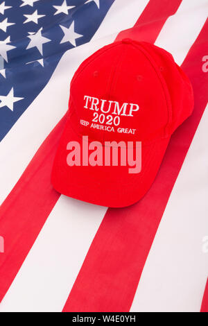 Donald Trump 2020 Red hat / campagne KAG PAC  + Stars & Stripes. Pour les partisans d'Atout, atout 2020, campagne électorale américaine, 2020 Keep America Great Banque D'Images