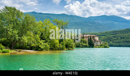 Lac et Castel Toblino, emplacement idyllique dans la province de Trente, Trentin-Haut-Adige, Italie du nord. Banque D'Images