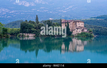 Lac et Castel Toblino, emplacement idyllique dans la province de Trente, Trentin-Haut-Adige, Italie du nord. Banque D'Images