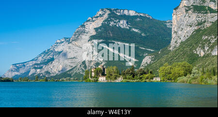 Lac et Castel Toblino, emplacement idyllique dans la province de Trente, Trentin-Haut-Adige, Italie du nord. Banque D'Images