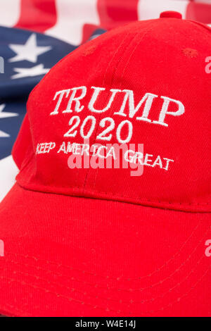 Donald Trump 2020 Red hat / campagne KAG PAC  + Stars & Stripes. Pour les partisans d'Atout, atout 2020, campagne électorale américaine, 2020 Keep America Great Banque D'Images