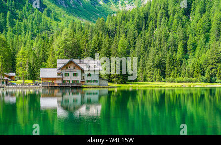 Paysage idyllique au lac Nambino, près de Madonna di Campiglio. Province de Trente, Trentin-Haut-Adige, Italie du nord. Banque D'Images