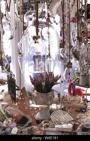Verrerie et ornaments​ exposées dans une boutique indépendante, Banbury, Angleterre, Royaume-Uni. Les magasins indépendants ont du mal à survivre dans de nombreux domaines. Banque D'Images
