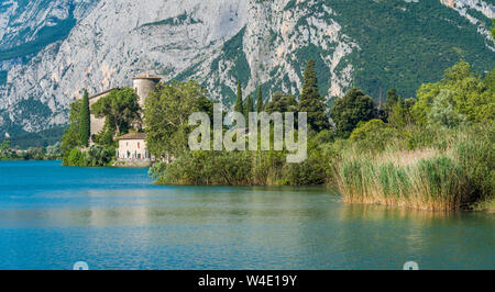 Lac et Castel Toblino, emplacement idyllique dans la province de Trente, Trentin-Haut-Adige, Italie du nord. Banque D'Images
