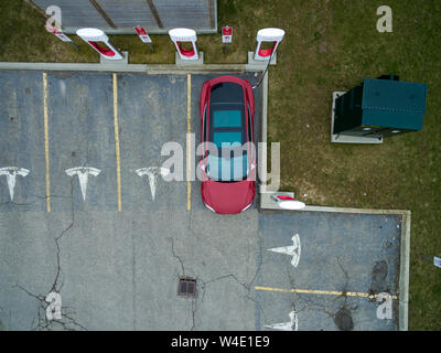 Vue aérienne de Tesla Supercharger à Woodstock, le rouge avec Tesla Model S est connecté, la charge. Banque D'Images