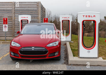 Avant de Tesla Model S en stationnement et de charge chez Tesla Supercharger. Banque D'Images